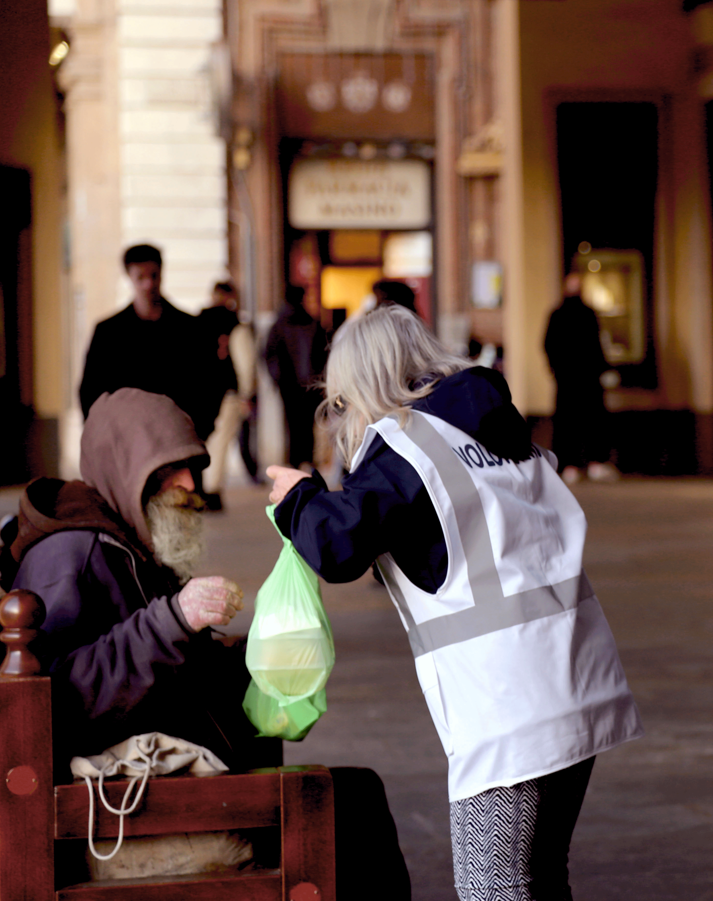 Homeless chiede cibo e gentilezza, la mission di Fondazione Fiore della Pace ETS, volontariato senzatetto Torino